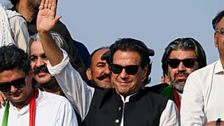 عمران خان رئيس الوزراء الباكستاني السابق وأنصاره خلال مسيرة في إسلام أباد تدعو لانتخابات مبكرة في باكستان.