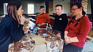Annelise Borges, journaliste d'Euronews, écoute le témoignage d'une famille ukrainienne