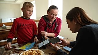 Бежавшая из Херсона украинская семья во время беседы с корреспондентом Euronews