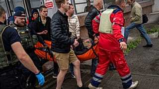Los servicios de emergencia trasladan a un herido de los bombardeos de Járkov