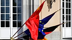 Kína, az Európai Unió és Németország zászlói