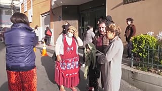 Habitante de La Paz en Bolivia evacuan edificios de los alrededores tras sentir el sismo este jueves 26 de mayo de 2022. 