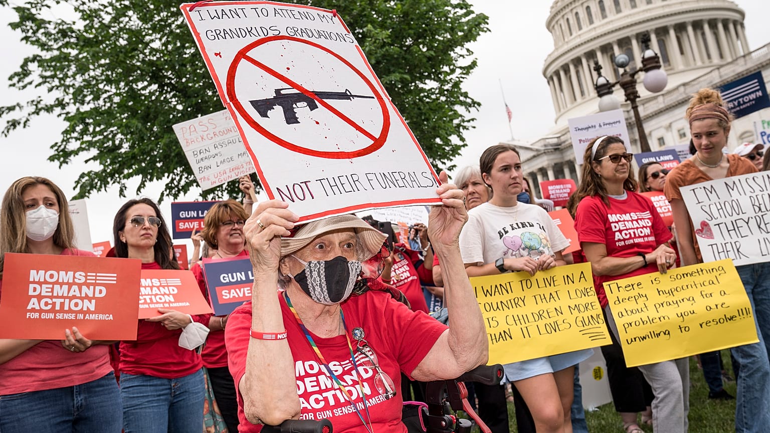 Des militants devant le Capitole à Washington pour demander un contrôle des armes à feu, jeudi 26 mai 2022. 