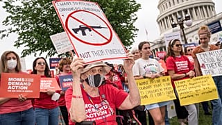 Des militants devant le Capitole à Washington pour demander un contrôle des armes à feu, jeudi 26 mai 2022.