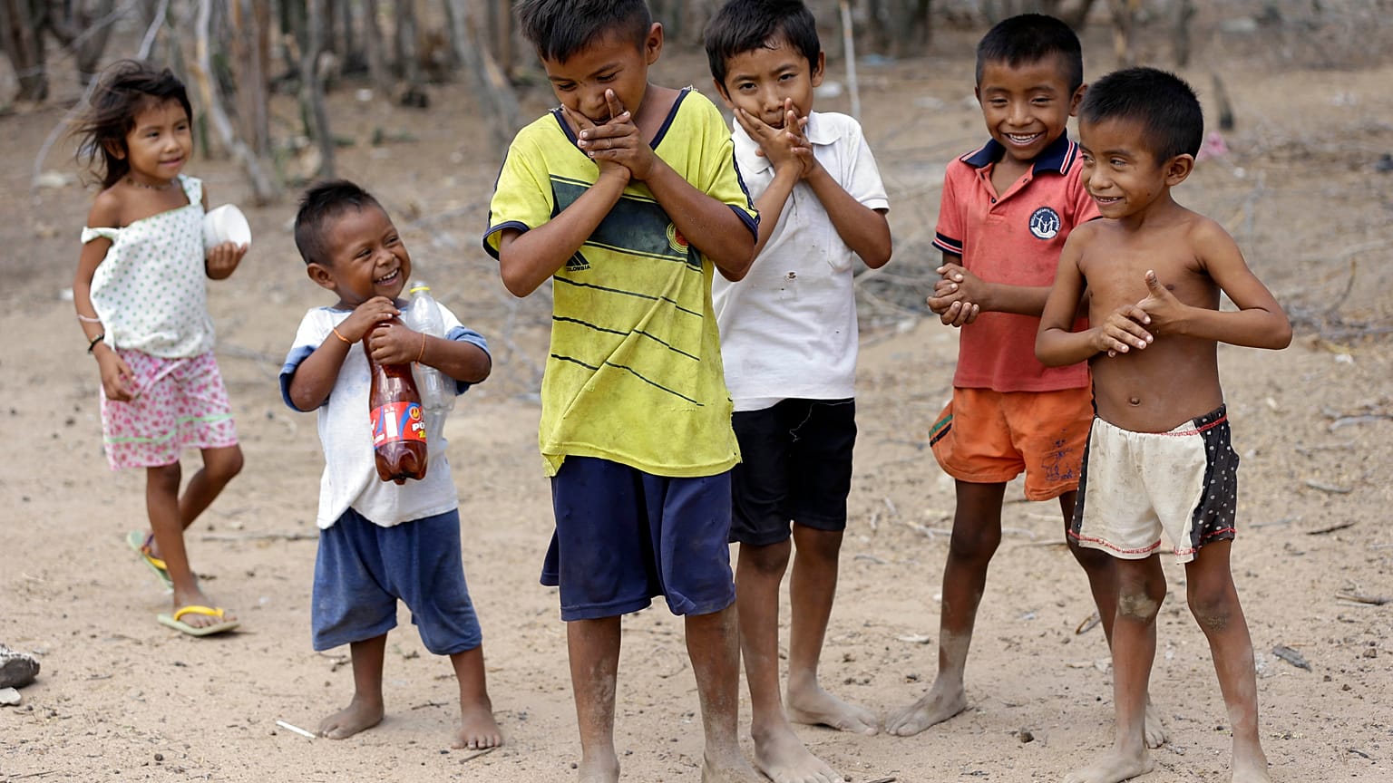 Des enfants indigènes Wayuu jouant à Manaure, en Colombie, jeudi 10 septembre 2015. 