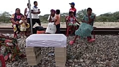 Familiares ante el féretro de un niño muerto por desnutrición