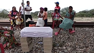 Familiares ante el féretro de un niño muerto por desnutrición