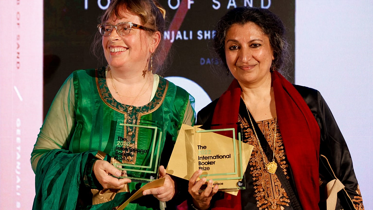 Stolze Preisträgerinnen: Geetanjali Shree (rechts) und Übersetzerin Daisy Rockwell