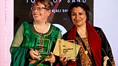 Stolze Preisträgerinnen: Geetanjali Shree (rechts) und Übersetzerin Daisy Rockwell