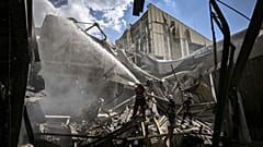 Пожарные тушат возгорание на заводе строительных смесей после обстрела, Бахмут