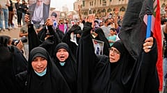 Anhängerinnen Al-Sadrs feiern das Gesetz in Bagdad.