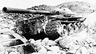 Dieses Bild, das am 25. Februar 1981 von einem freiberuflichen iranischen Fotografen aufgenommen wurde, zeigt einen zerstörten russischen T-62-Kommando-Panzer nahe Kabul.