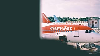 EasyJet has been forced to cancel hundreds of flights after experiencing IT problems.