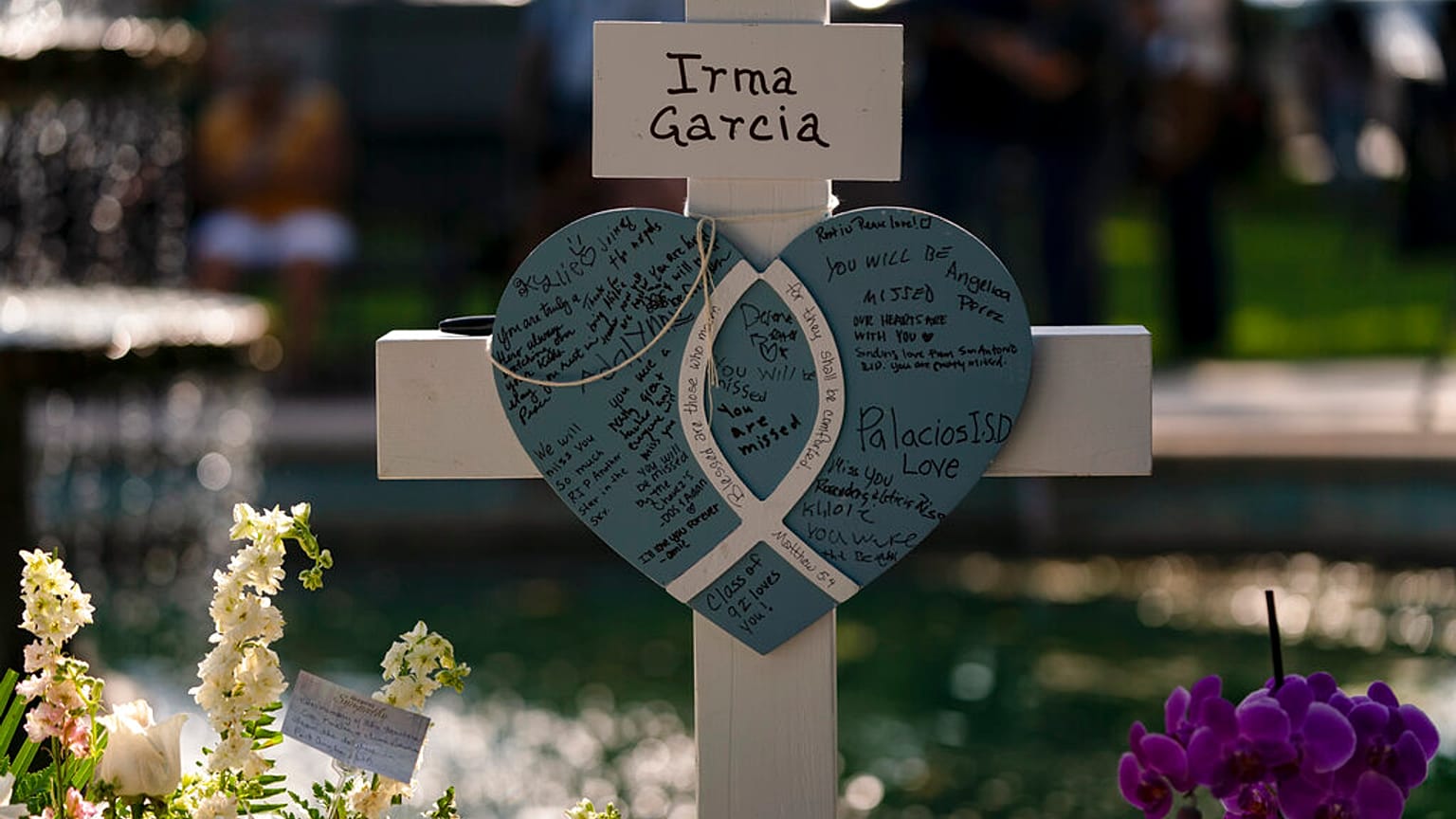 Silahlı okul saldırısında öldürülen öğretmenlerden Irma Garcia'nın mezarı