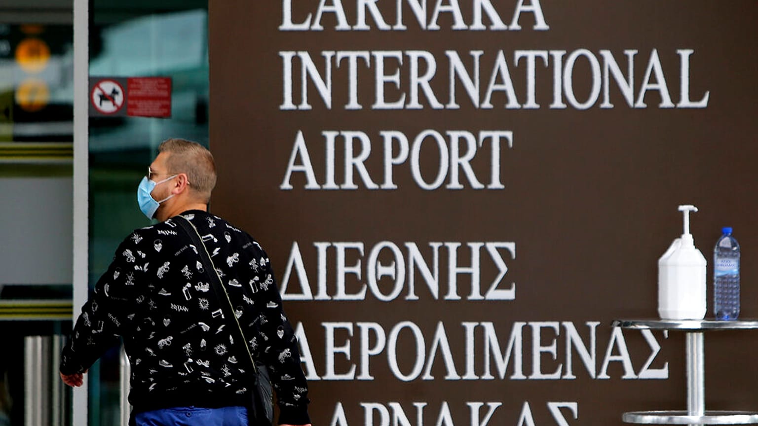 Διερχόμενος με μάσκα έξω από το αεροδρόμιο της Λάρνακας