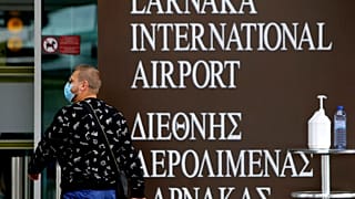 Διερχόμενος με μάσκα έξω από το αεροδρόμιο της Λάρνακας