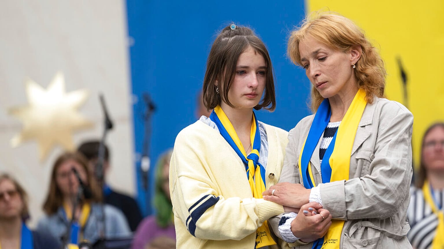 Ukrán menekültek a nemzeti színek ölelésében