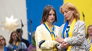 Ukrán menekültek a nemzeti színek ölelésében