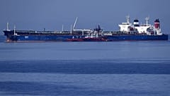 Le pétrolier russe Pegas/Lana, transportant du pétrole iranien saisi par la Grèce depuis le 19 avril, dans le port de Karystos le 27 mai 2022