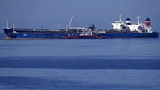 Le pétrolier russe Pegas/Lana, transportant du pétrole iranien saisi par la Grèce depuis le 19 avril, dans le port de Karystos le 27 mai 2022