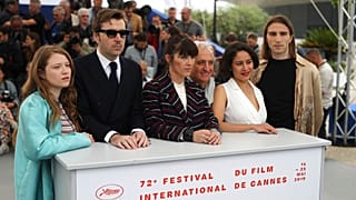La actriz Iliana Zabeth, el director de 'Pacifiction, Albert Serra, la actriz Montse Triola, el actor Marc Susini, Laura Poulvet y Baptiste Pinteaux posan para los fotógrafos