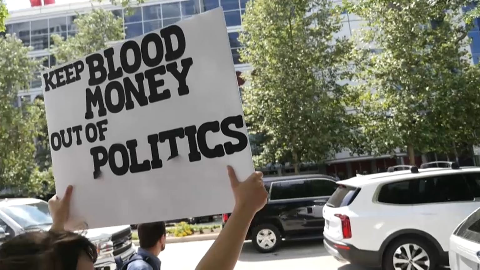 Manifestantes concentrados ante la sede de la convención de la NRA en Houston, Texas, EEUU