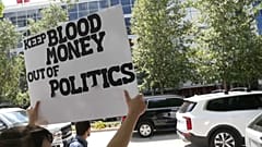 Manifestantes concentrados ante la sede de la convención de la NRA en Houston, Texas, EEUU