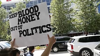 Manifestantes concentrados ante la sede de la convención de la NRA en Houston, Texas, EEUU