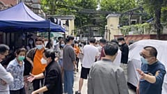 In diesem Wohnkomplex im Distrikt Jingan von Schanghai herrscht Redebedarf. Die Anwohner stehen (noch) vor verschlossenem Tor