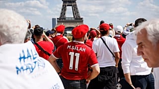 Des supporters de Liverpool et de Madrid, au trocadéro, Paris, quelques heures avant la finale de la ligue des champions, le 28 mai 2022