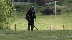 A speciális egység tagja aknát keres a kijevi Kék-tó partján.