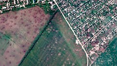 Dieses Satellitenbild von Maxar Technologies zeigt einen Überblick über Artilleriekrater in Feldern und zerstörte Gebäude in Lyman in der Ukraine.