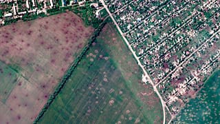 Dieses Satellitenbild von Maxar Technologies zeigt einen Überblick über Artilleriekrater in Feldern und zerstörte Gebäude in Lyman in der Ukraine.
