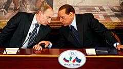 رئيس الوزراء الإيطالي السابق سيلفيو برلسكوني والرئيس الروسي فلاديمير بوتين خلال مؤتمر صحفي في جيرنو  بالقرب من ميلانو، إيطاليا 2010.