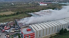 Kocaeli'nin Kartepe ilçesinde bulunan bir plastik geri dönüşüm fabrikasında çıkan yangın söndürülmeye çalışılıyor