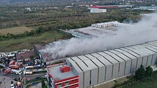 Kocaeli'nin Kartepe ilçesinde bulunan bir plastik geri dönüşüm fabrikasında çıkan yangın söndürülmeye çalışılıyor