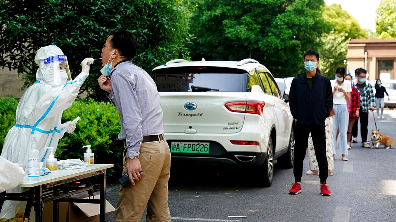 Des habitants de Shanghaï font la queue pour se faire dépister du Covid-19, le 17 mai 2022, Chine
