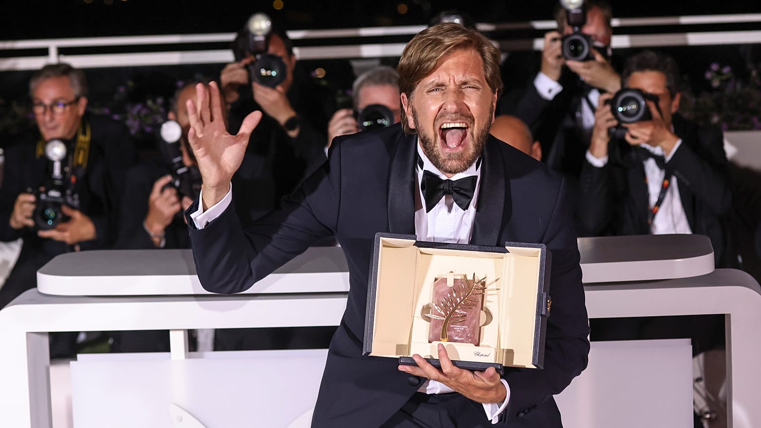 Ruben Ostlund, ganador de la Palma de Oro, posa para los fotógrafos durante la entrega de premios en la 75ª edición del Festival Internacional de Cine de Cannes, Francia.