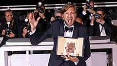 Ruben Ostlund, ganador de la Palma de Oro, posa para los fotógrafos durante la entrega de premios en la 75ª edición del Festival Internacional de Cine de Cannes, Francia.