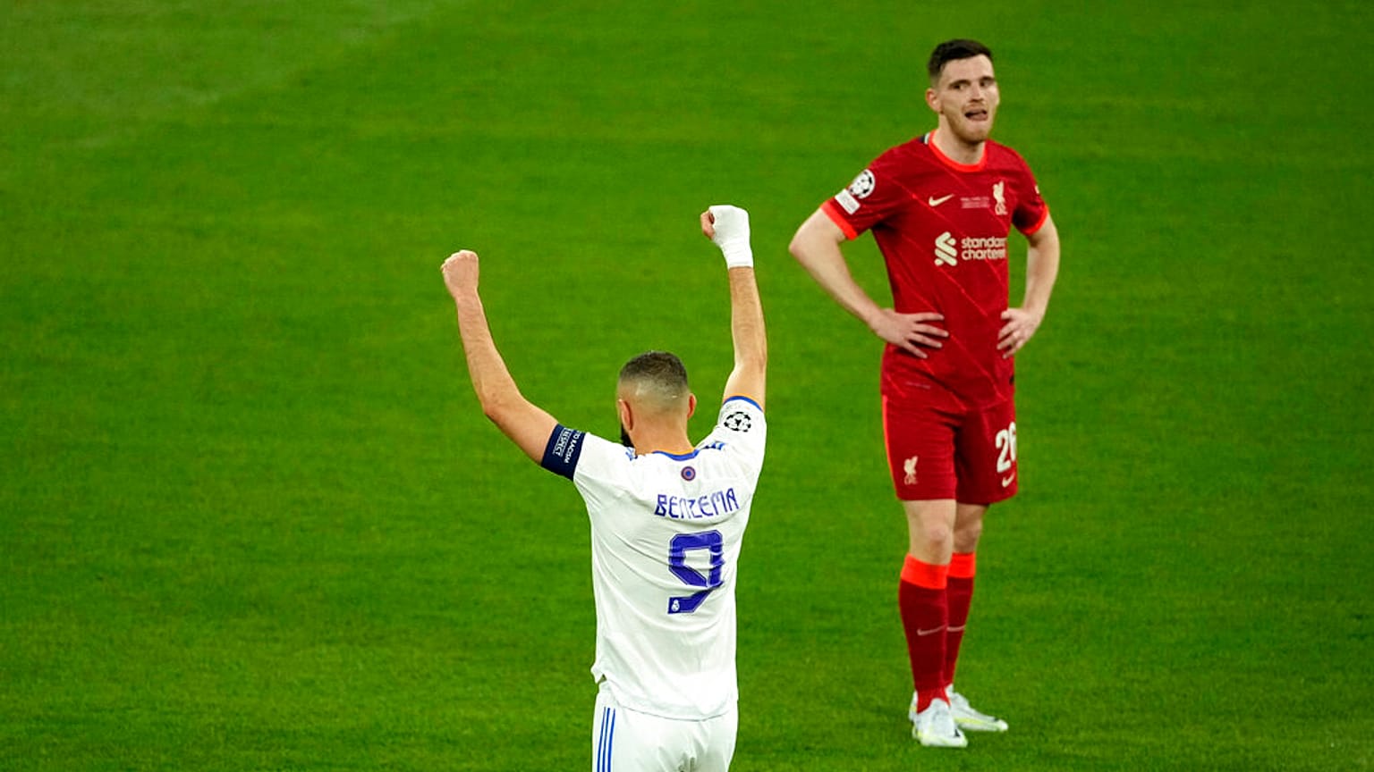 Karim Benzema célèbre la victoire de son équipe en finale de Ligue des champions, Saint Denis, le 28 mai 2022, France