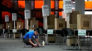 Избирательный участок в Боготе готовят к открытию в день президентских выборов в Колумбии. 27 мая 2022 г.