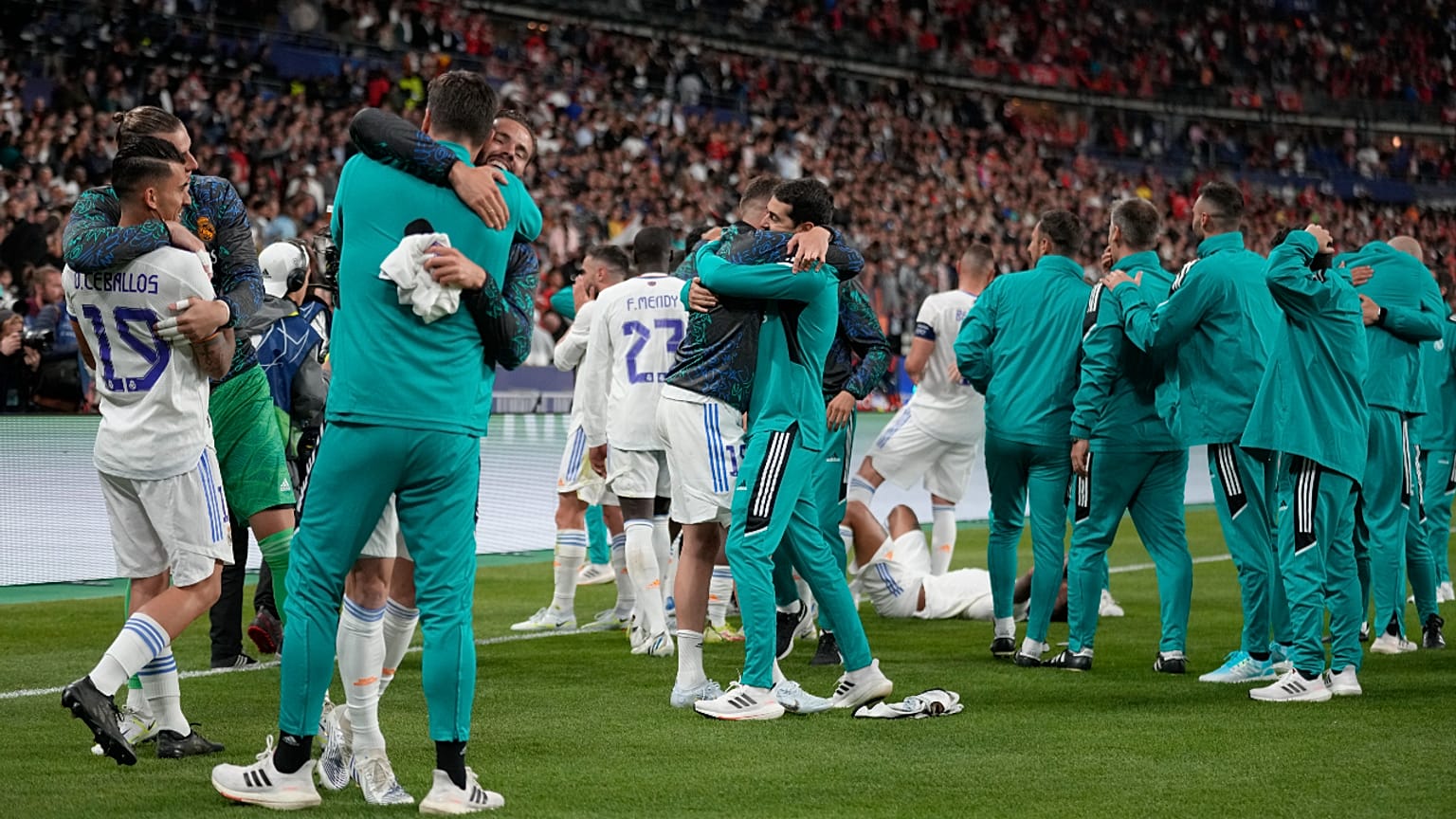 توج ريال مدريد الإسباني بلقبه الرابع عشر في مسابقة دوري أبطال أوروبا لكرة القدم، وذلك بفوزه على ليفربول الإنكليزي 1-صفر، 29 مايو 2022
