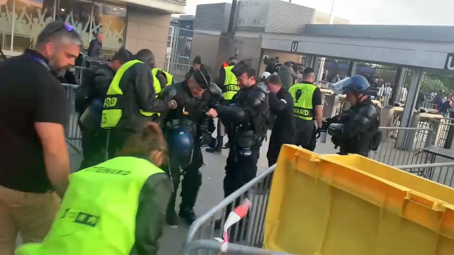 Caos en las entradas del Stade de France, París, Francia