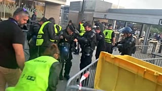 Caos en las entradas del Stade de France, París, Francia