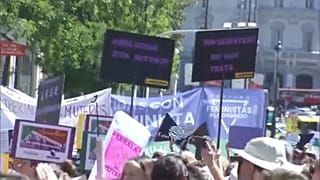 Prostitúció ellenes transzparensek a szombati tüntetésen