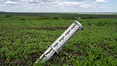 Parte de um rocket num campo de Cherkaska Lozova, nos arredores de Kharkiv