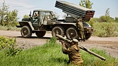 Ein prorussischer Separatist nahe  Panteleimonivka in der Region Donezk 