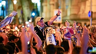 مشجعو ريال مدريد يحتفلون بفوز فريقهم بالقرب من باريس، فرنسا.