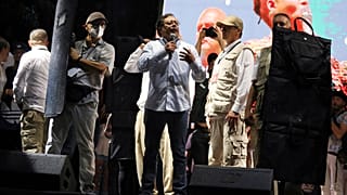 Περικυκλωμένος από σωματοφύλακες που κρατούν αλεξίσφαιρες ασπίδες, ο προεδρικός υποψήφιος Γκουστάβο Πέτρο μιλά στους υποστηρικτές του