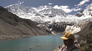 Kleinbauer Saul Luciano Lliuya vor dem Gletschersee Palcacocha oberhalb der Stadt Huaraz in Peru.